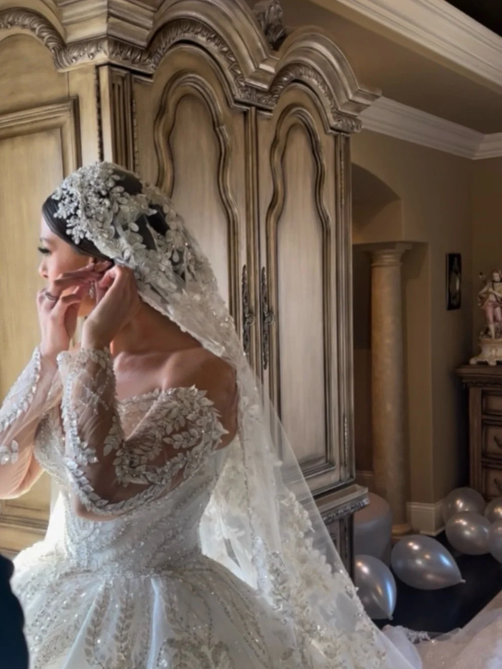 White Luxury Wedding Dress - Strapless, veil included
